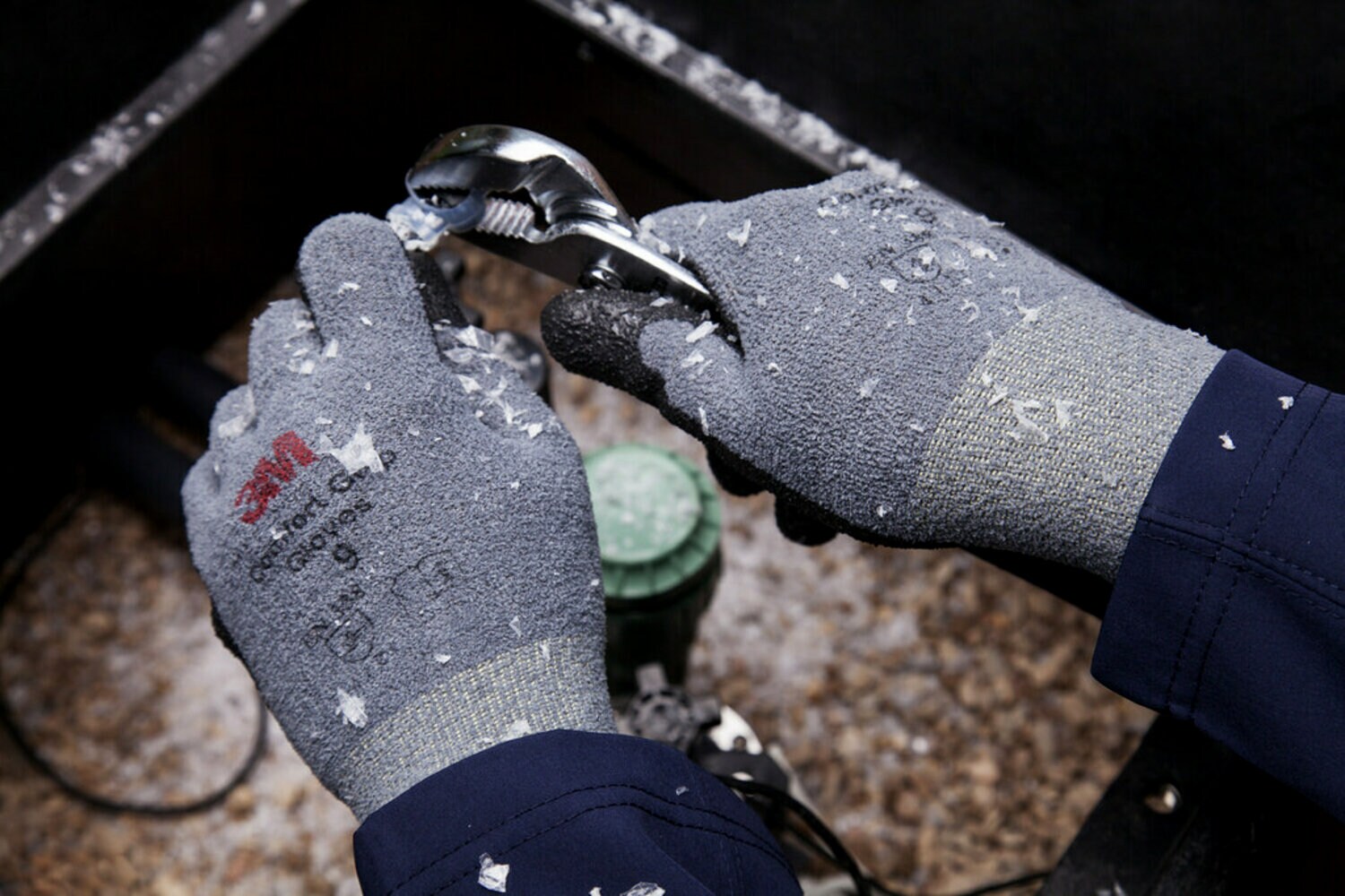 7010352930 - 3M Comfort Grip Gloves Winter, Size Medium, 96 Pair/Case