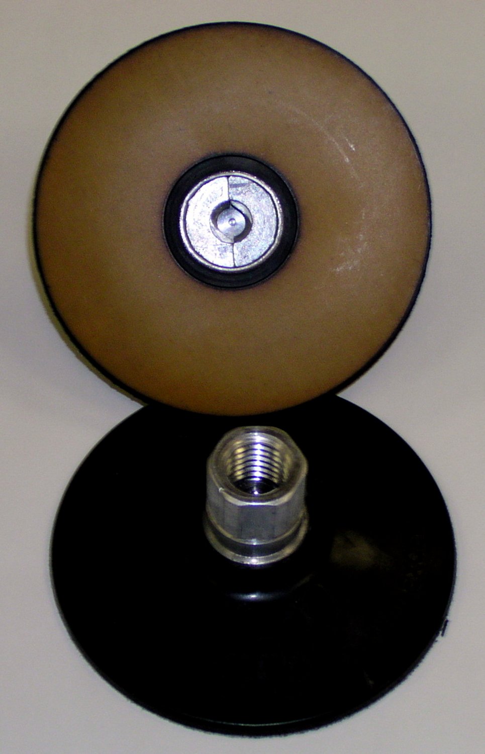7000119300 - 3M Roloc Disc Pad TR 83980, Extra Hard 4 in 5/8 in-11 Internal, 5 ea/Case