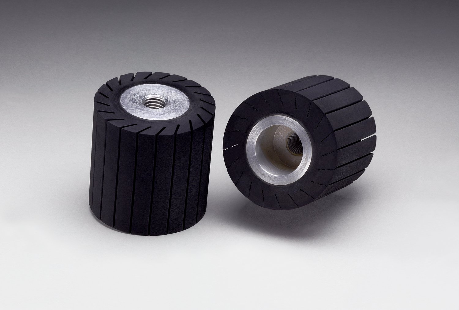 7100073953 - 3M Rubber Slotted Expander Wheel 77722, 3 in x 3 in x 5/8 in-11 Internal