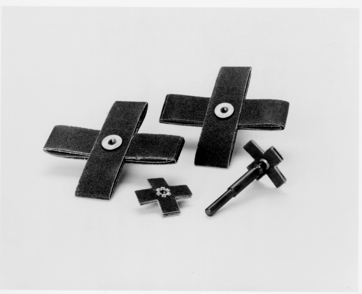 7100105474 - Standard Abrasives A/O Cross Pad 715246, 8 PLY, 2-1/2 in x 2-1/2 in x 3/4 in, 1/4-20, 80, 50/Carton, 500 ea/Case